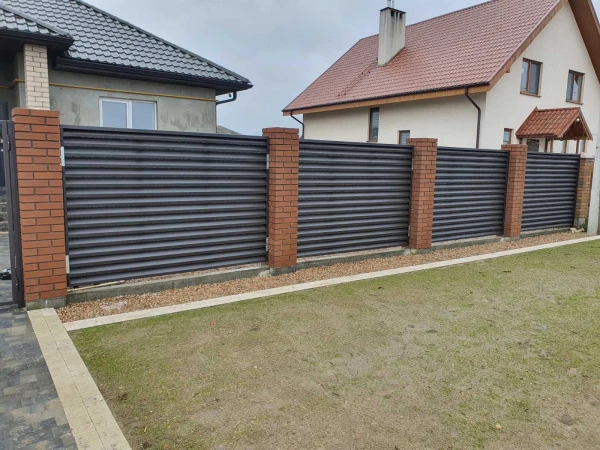 Installation of a fence made of panels
